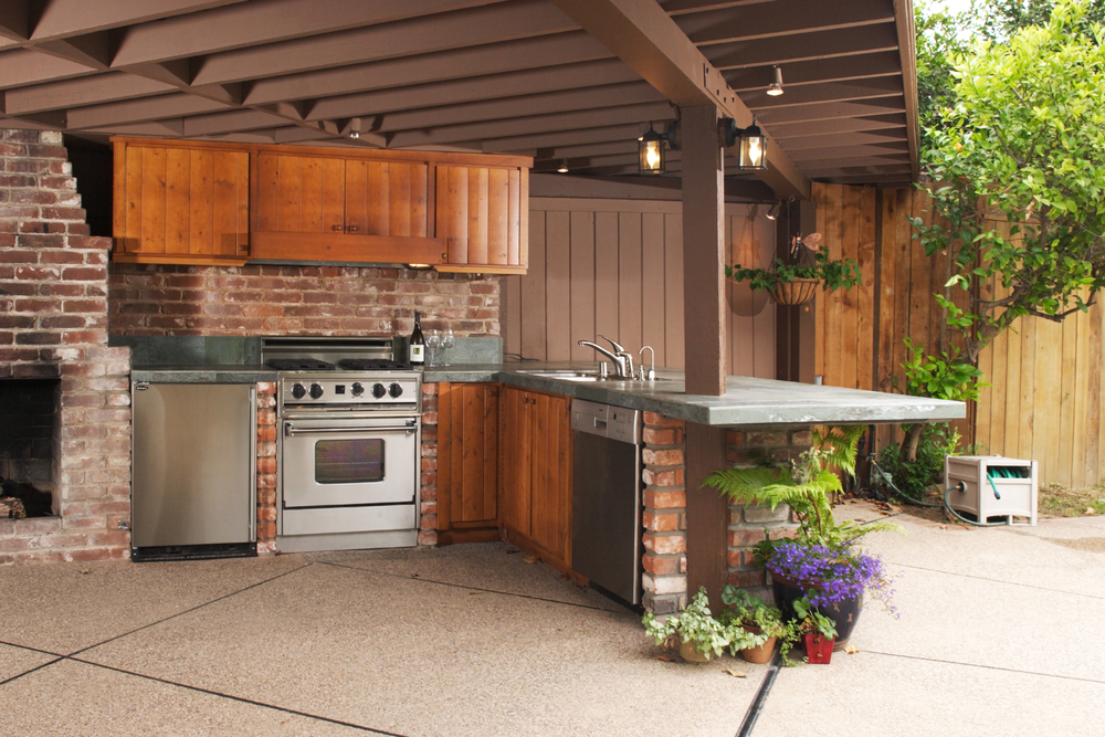 Quartz Outdoor Countertop: Pros and Cons for Your Backyard Outdoor modern kitchen that has been freshly remodeled.