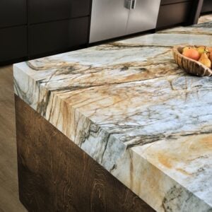 Asgard-kitchen-Detail | R&D Marble, Inc. Close up on the corner of a Teracanto porcelain island in the shade Asgard by LX Hausys.