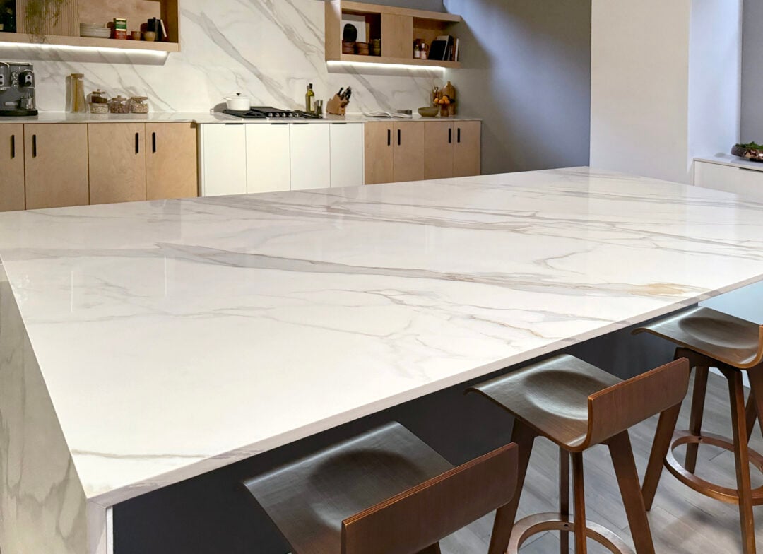 A custom kitchen island installed with Teracanto porcelain by LX Hausys in the style Calacatta Gold.